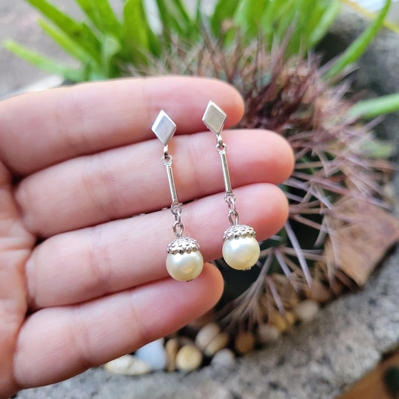 Vintage Avon Silver Simple Dainty Classic Pearl Drop Hanging Stud Earrings - Picture 10 of 16